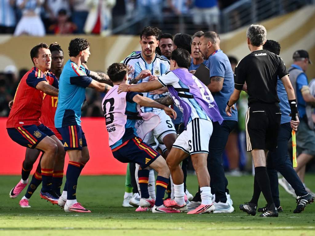 Gulo ng mga manlalaro ng Espanya at Argentina sa FIFA World Cup Final