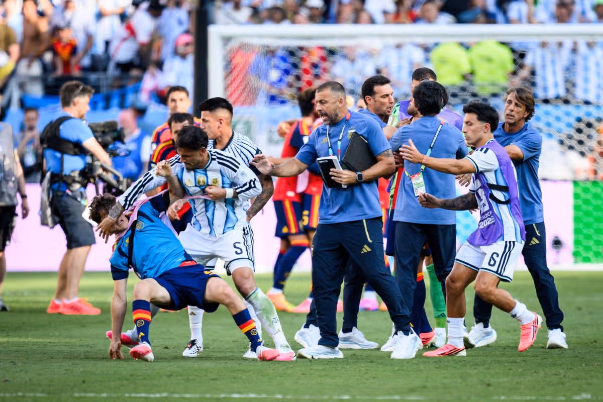 Mga manlalaro ng Argentina sa gitna ng kaguluhan sa FIFA World Cup Final