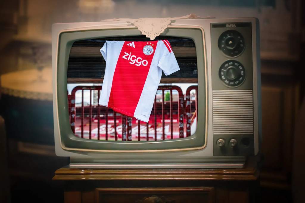 Live na palabas ng futbol ng Ajax para sa Conference League sa telebisyon