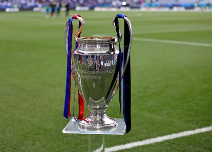 Mga tagahanga ng football sa South Korea na nanonood ng Serie A sa pamamagitan ng mobile device.