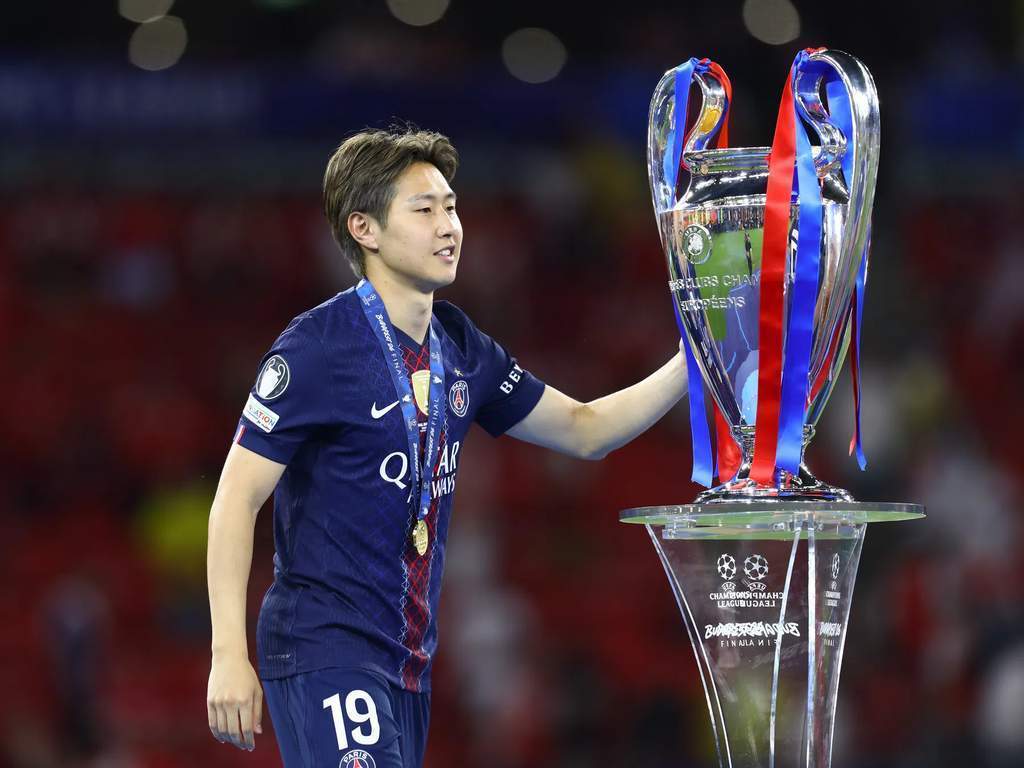Si Kang-in Lee habang naglalaro sa football