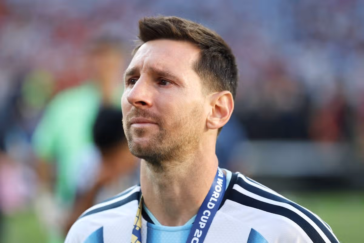 Si Lionel Messi na nalulungkot matapos ang FIFA World Cup Final laban sa Spain