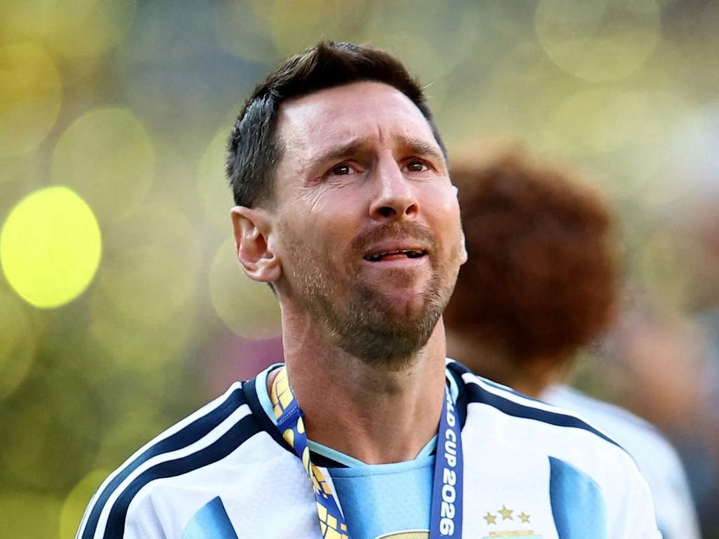 Si Lionel Messi na may dalang pilak na medalya matapos ang huling laro ng World Cup 2026