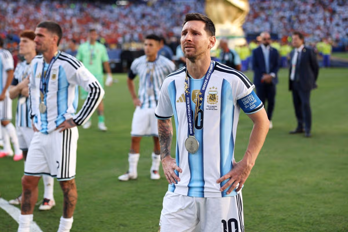 Si Lionel Messi sa FIFA World Cup habang hawak ang parangal sa gitna ng paligsahan