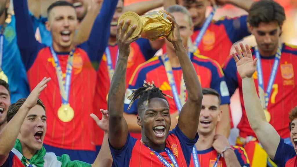 Si Nico Williams habang naglalaro para sa Espanya at Athletic Club sa gitna ng transfer rumors