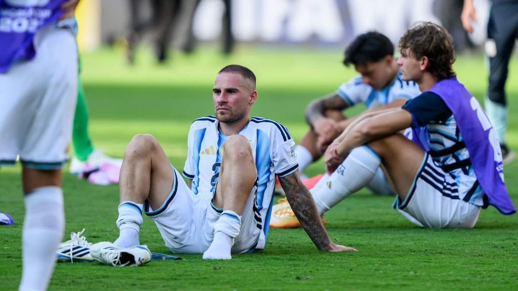 Lionel Messi habang nagbibigay ng talumpati sa mga manlalaro ng Argentina
