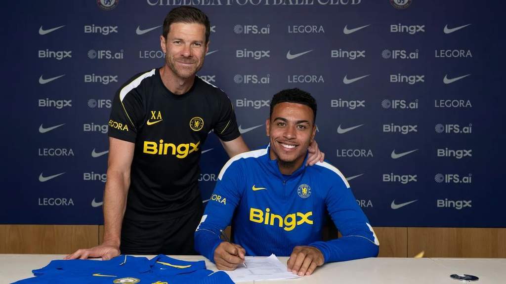 Si Morgan Rogers habang ipinapakilala bilang bagong manlalaro ng Chelsea