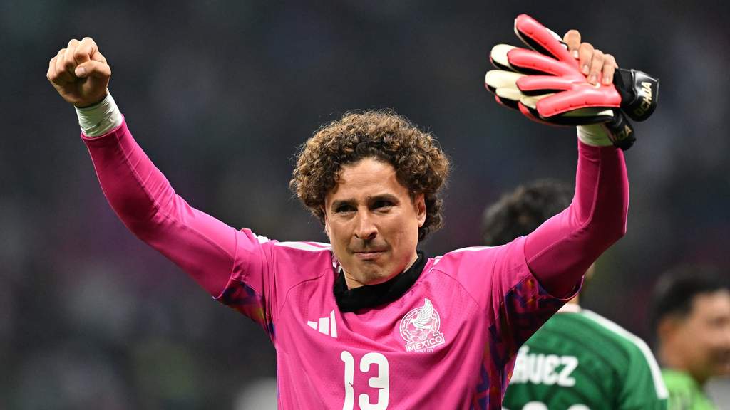Guillermo Ochoa habang naglalaro para sa pambansang koponan ng Mexico