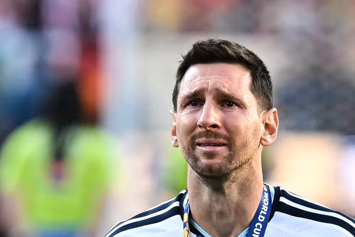 Si Lionel Messi habang naglalakad sa field matapos ang laban ng Argentina