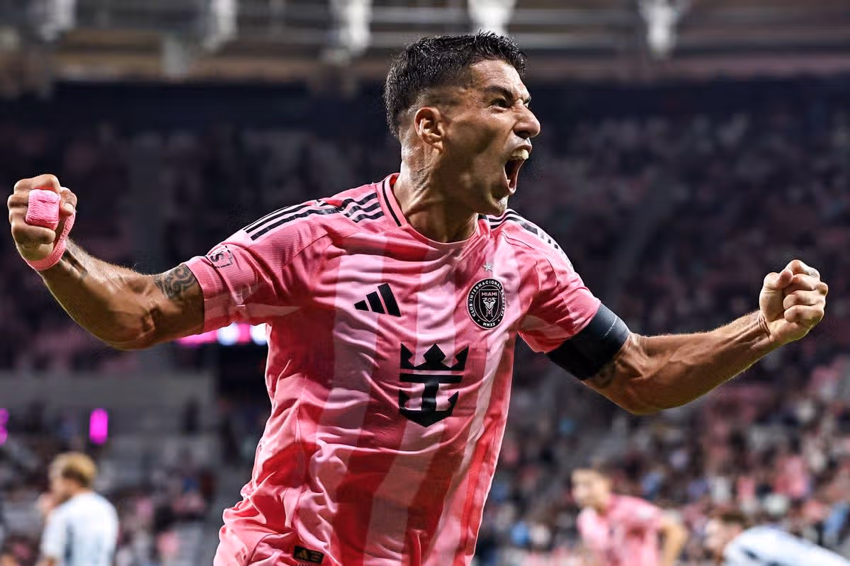 Naglalaro si Luis Suarez para sa Inter Miami sa panalo laban sa Chicago Fire