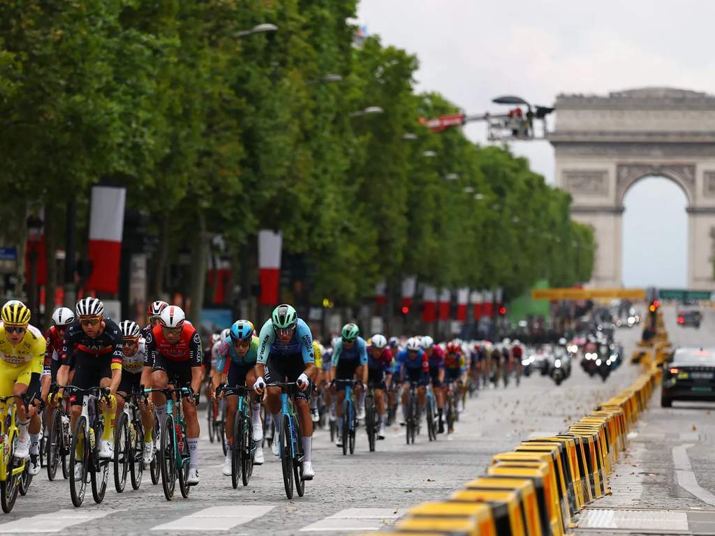 Pinaikli ang Tour de France dahil sa sunog sa Pransiya
