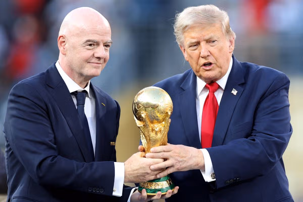 Si Karoline Leavitt ng White House habang nagbibigay ng pahayag tungkol kay Donald Trump at Gianni Infantino